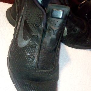 NIKE MENS METCON SHOES.  Size 11,. BLACK.